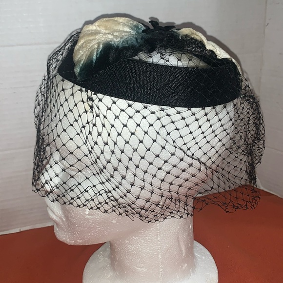 vintage open top Flower w/ all around veil Black.. Navy.. white… PERFECT CONDIT - Picture 1 of 5